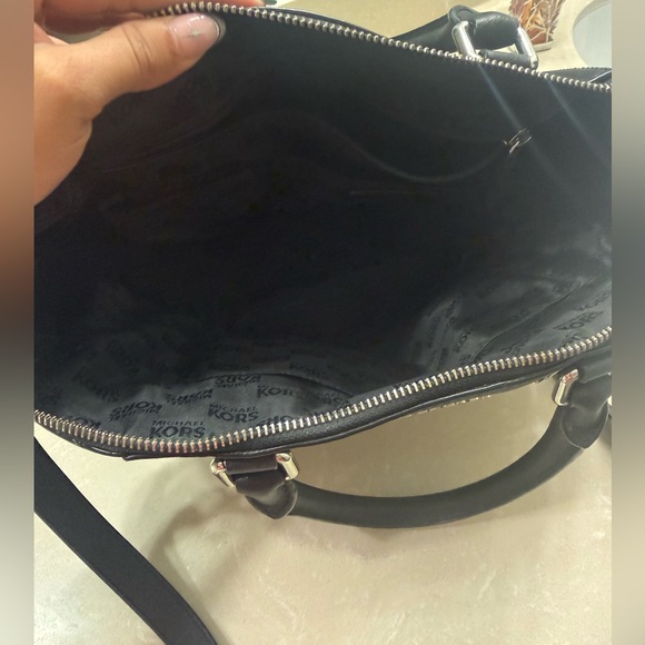 Micheal Kors shoulder bag. - Picture 2 of 3